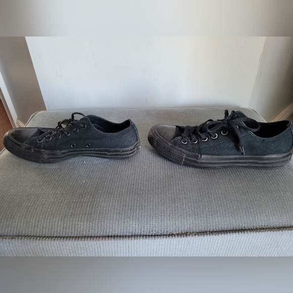 Black low-top Converse sneakers - Picture 6 of 11